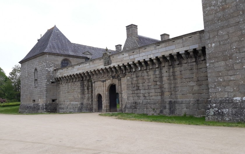 Château de kergroadès à 10mn du gîte .