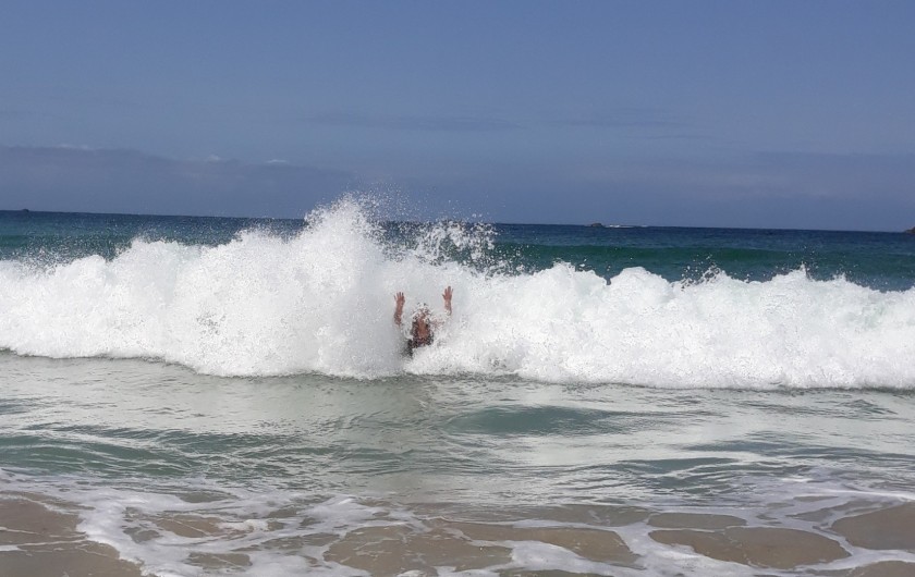 Location de vacances - Gîte à Brélès - Plaisir des vagues à la plage de Penfoul à Landunvez.
