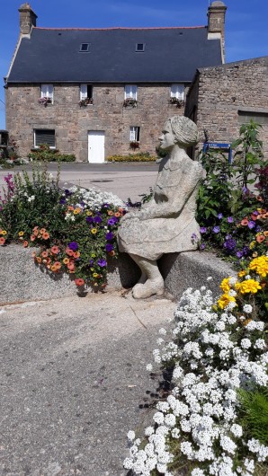 Location de vacances - Gîte à Brélès - Statue en granit au milieu du village face à l'Aber Ildut.