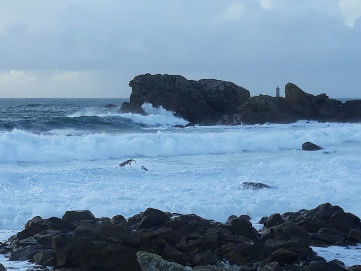 Location de vacances - Gîte à Brélès - La grosse houle ...avec la pointe du phare du Four au fond.