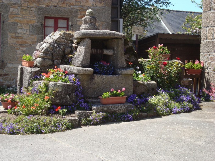 Location de vacances - Gîte à Brélès - Puits fleuri au bourg du village.