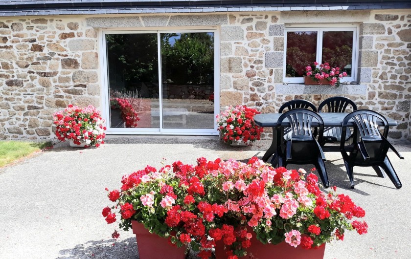 Location de vacances - Gîte à Brélès - La terrasse fleurie.