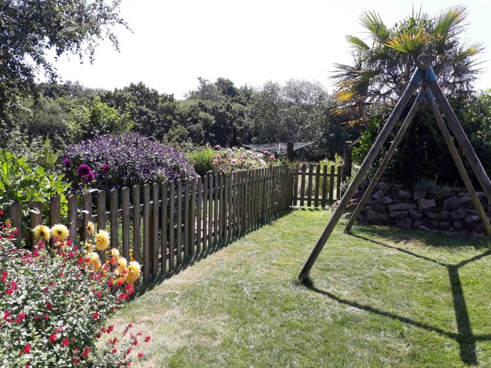Location de vacances - Gîte à Brélès - Le jardinet et au fond le séchoir parapluie .