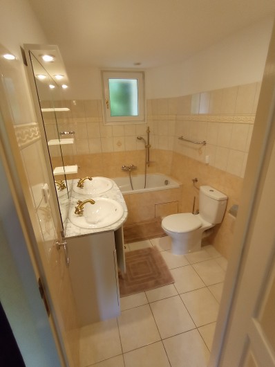 Location de vacances - Villa à Jeanménil - Salle de bain  DAIM Baignoire + 2 vasques  et Toilette