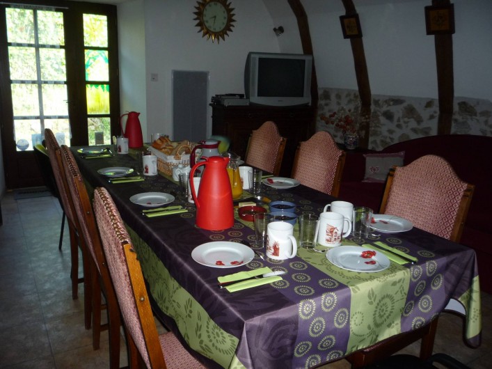 Location de vacances - Chambre d'hôtes à Saint-Martin-Cantalès - Petit-déjeuner servi dans la salle commune