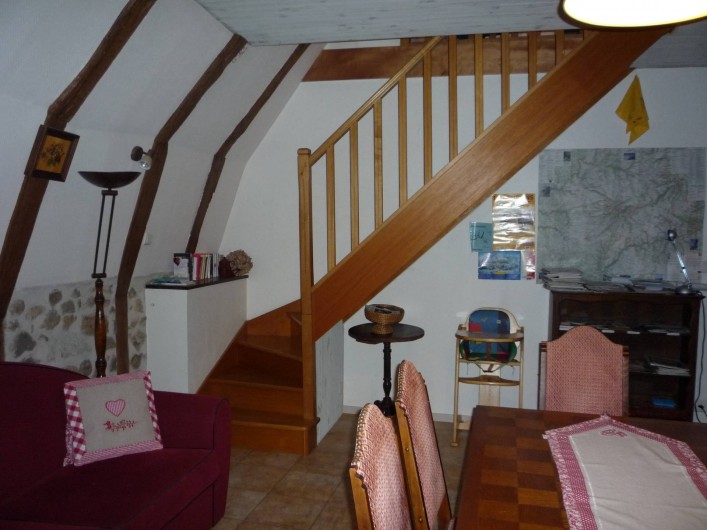 Location de vacances - Chambre d'hôtes à Saint-Martin-Cantalès - La salle commune + escalier vers les chambres