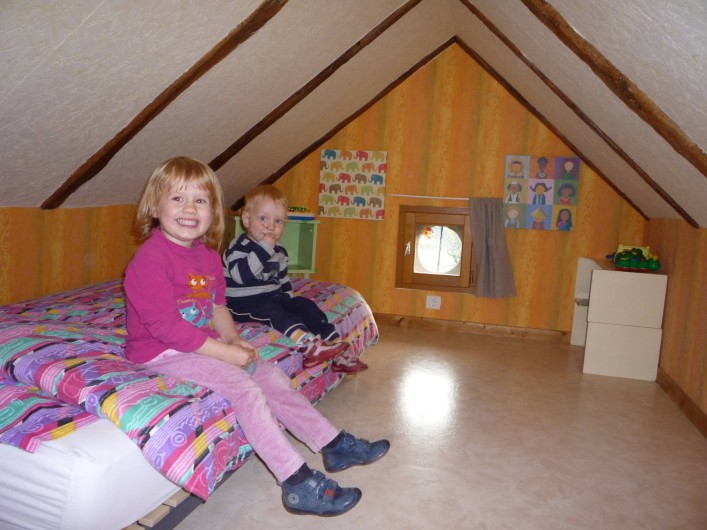 Location de vacances - Chambre d'hôtes à Saint-Martin-Cantalès - Coin enfant dans la chambre Gentiane