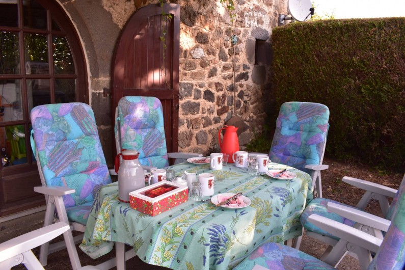 Location de vacances - Chambre d'hôtes à Saint-Martin-Cantalès - Petit déjeuner servi sur la terrasse (en cas de beau temps)