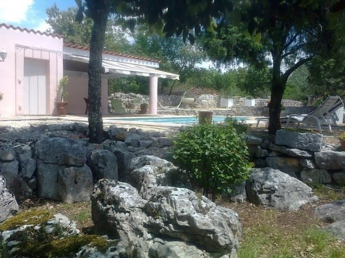 Location de vacances - Villa à Labeaume - Vue sur la piscine
