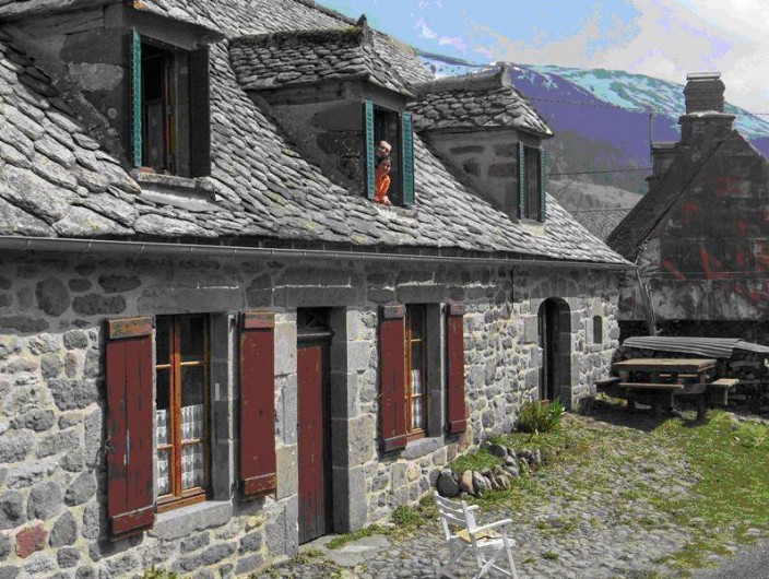 Location de vacances - Gîte à Le Falgoux - Maison vue de l'extérieur