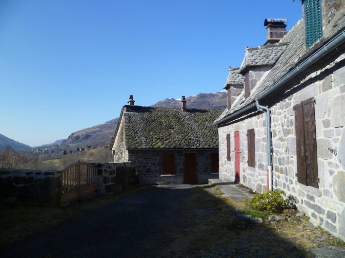 Location de vacances - Gîte à Le Falgoux - Vue sur la vallée en sortie de maison