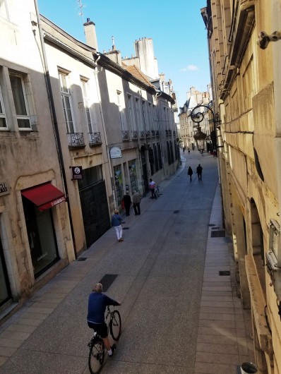 Location de vacances - Appartement à Dijon - Vue de la rue piétonne depuis l'appartement