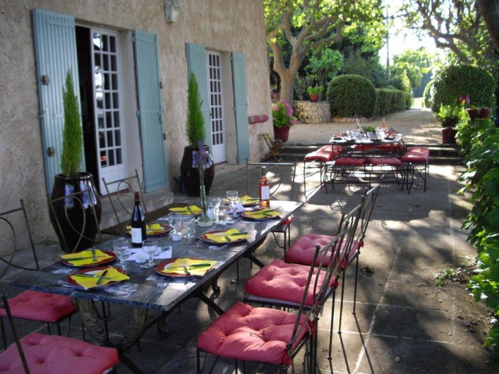 Location de vacances - Villa à Aix-en-Provence - 2 tables( enfants et parents )