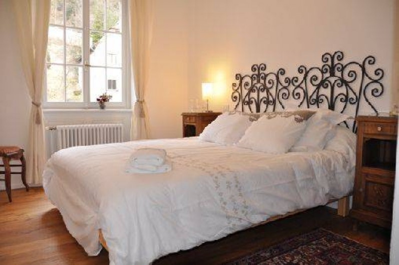 Location de vacances - Gîte à Ferrette - chambre à coucher vue sur le château