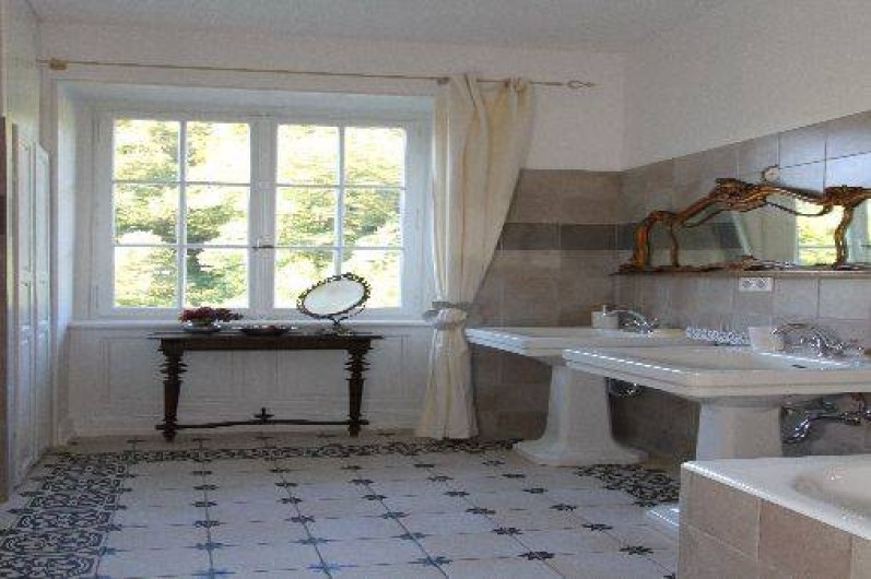 Location de vacances - Gîte à Ferrette - salle de bain avec baignoire et douche