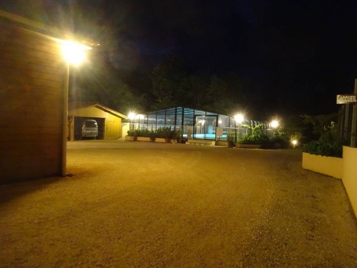 Location de vacances - Gîte à Auriac-du-Périgord - Piscine éclairage de nuit