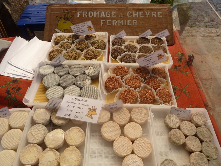 Location de vacances - Appartement à Lagrasse - Sélection de fromages de chèvres du marché du samedi à Lagrasse