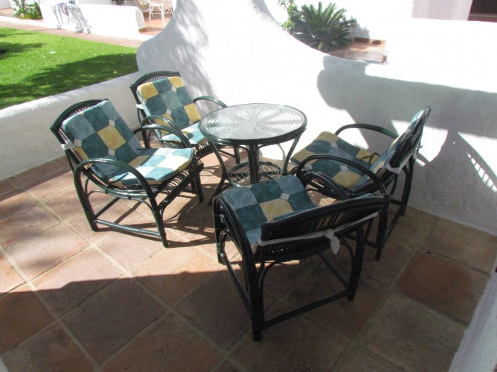 Location de vacances - Villa à Matalascañas - Terrace devant la maison vue jardin/picine. Idéale pour y déjeuner