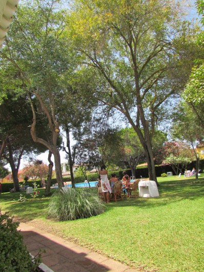 Location de vacances - Villa à Matalascañas - Beau parc arboré avec piscine fermé de l'extérieur.