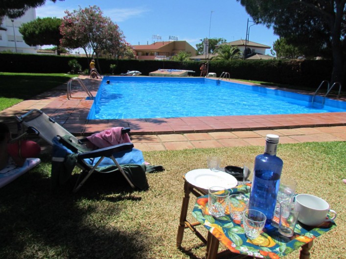 Location de vacances - Villa à Matalascañas - Profitez de moments de bonheur près de la piscine à l'ombre des arbres.