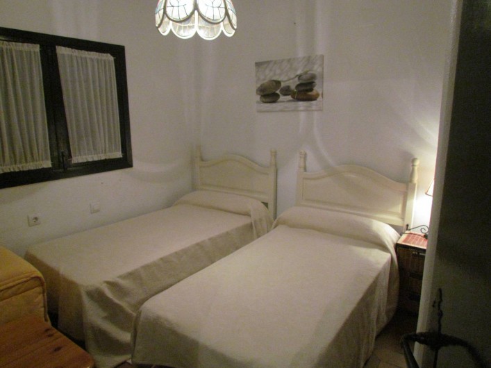 Location de vacances - Villa à Matalascañas - Chambre rez de chaussée, 2 lits simples. Chaque chambre dispose d'un placard.