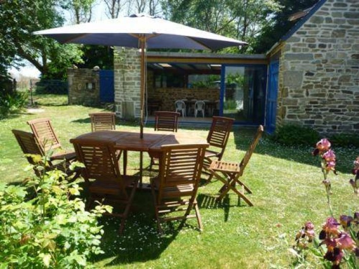 Location de vacances - Maison - Villa à Saint-Jean-Trolimon - Salon de jardin en teck et véranda avec barbecue intégré dans le poteau