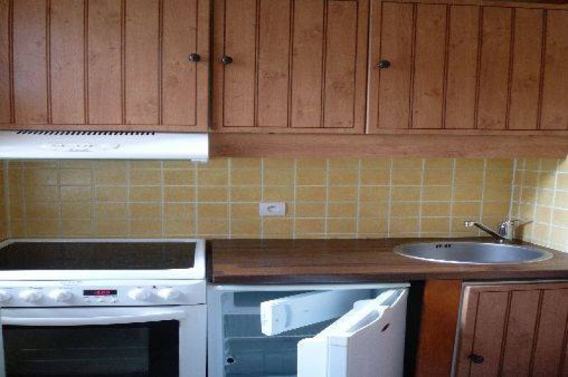 Location de vacances - Appartement à Les Menuires - Cuisine : vue cuisinière + réfrigérateur