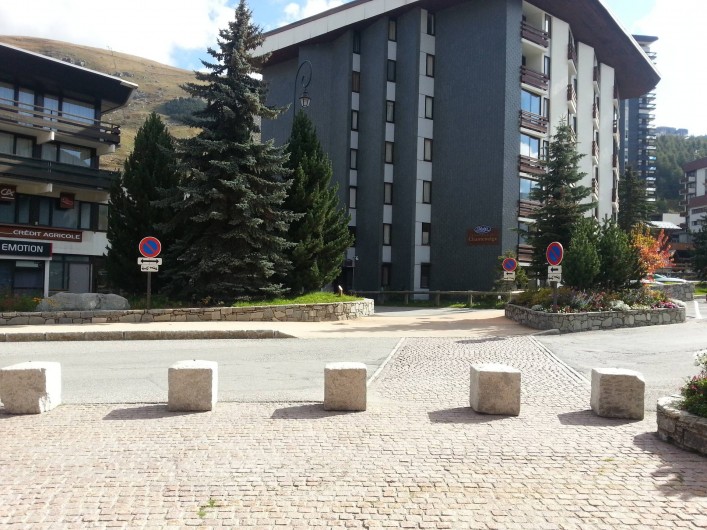 Location de vacances - Appartement à Les Menuires - Vue de l'immeuble côté Route