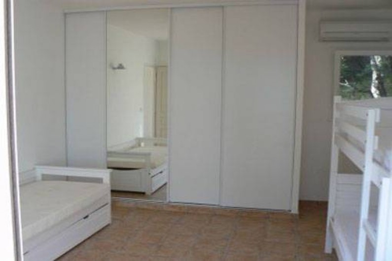 Location de vacances - Maison - Villa à Pinarellu - Chambre N° 2 avec 4 petits lits  ou un grand lit de 160 et 2 petits lits de 90