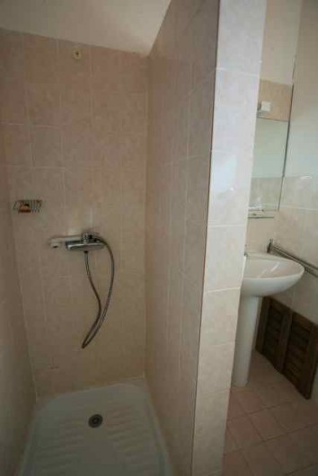 Location de vacances - Maison - Villa à Pinarellu - salle d'eau pour Chambre 3 et 4 avec WC indépendant