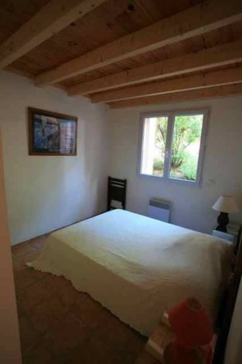 Location de vacances - Maison - Villa à Pinarellu - Chambre N°3 avec un grand lit de 140 et une salle d'eau avec WC indépendant