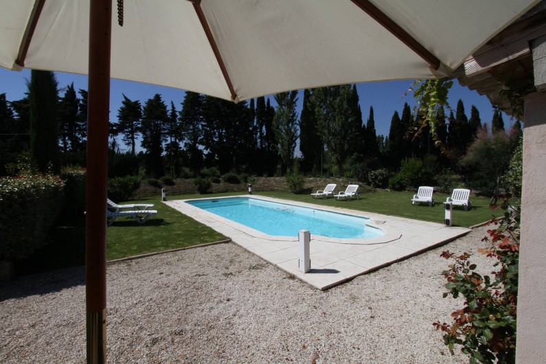Location de vacances - Mas à Saint-Rémy-de-Provence - Piscine sous le parasol pour la sieste