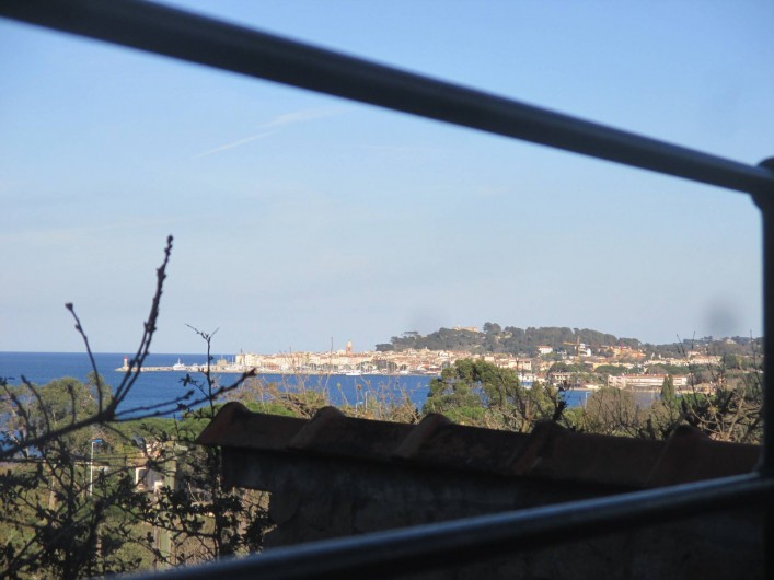 Location de vacances - Appartement à Gassin - Zoom sur la vue panoramique sue Saint-Tropez et le golfe depuis le balcon.