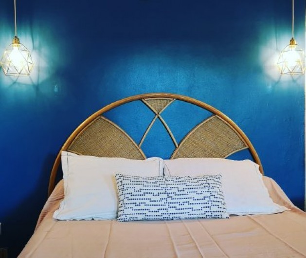 Location de vacances - Appartement à Gassin - La chambre dispose d'un lit de 140cm.