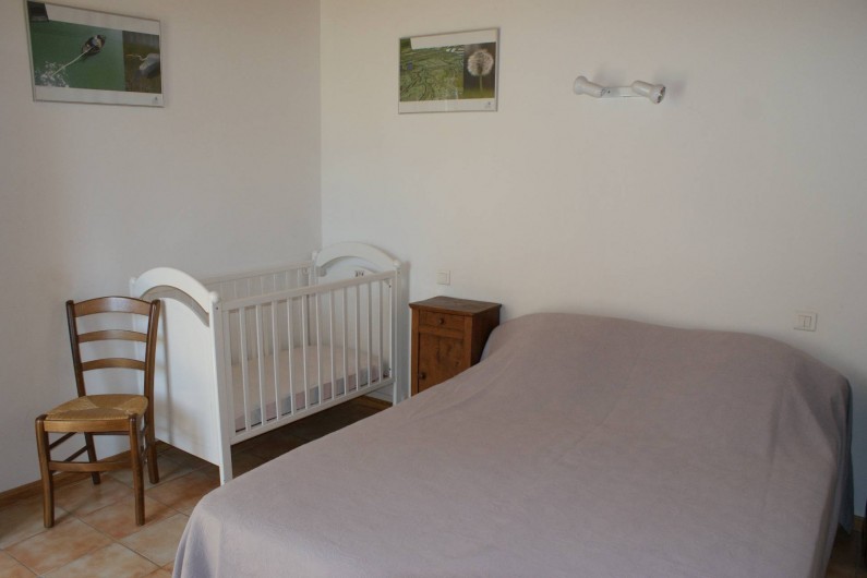 Location de vacances - Gîte à Surgères - Chambre 2 au rez-de-chaussée : 1 lit double (160x200cm) et 1 lit bébé