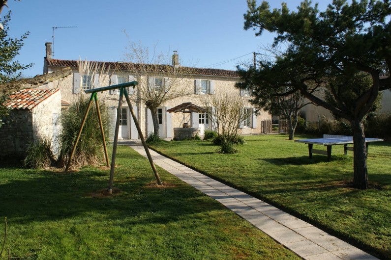 Location de vacances - Gîte à Surgères - Jardin clos avec table de ping-pong et balançoire