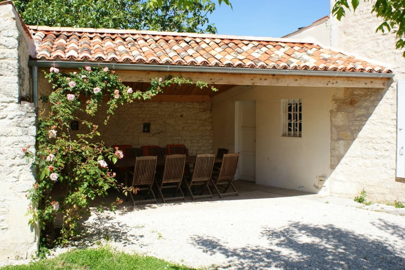 Location de vacances - Gîte à Surgères - Terrasse couverte avec salon de jardin, barbecue et transats