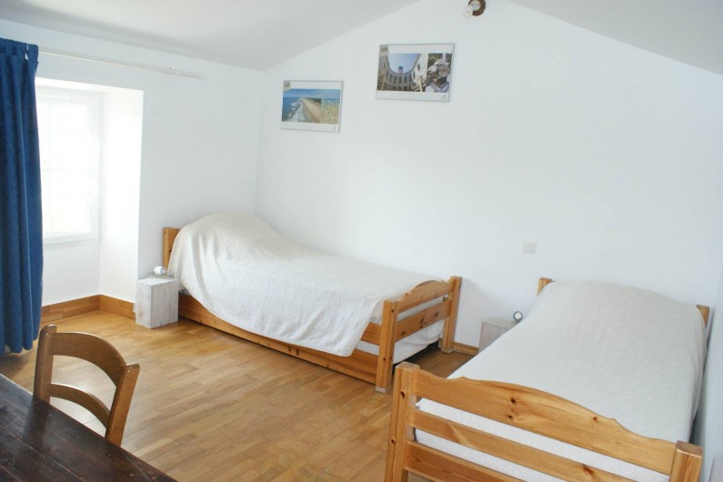 Location de vacances - Gîte à Surgères - Chambre 4 à l'étage 2 lits simple + 1 lit gigogne