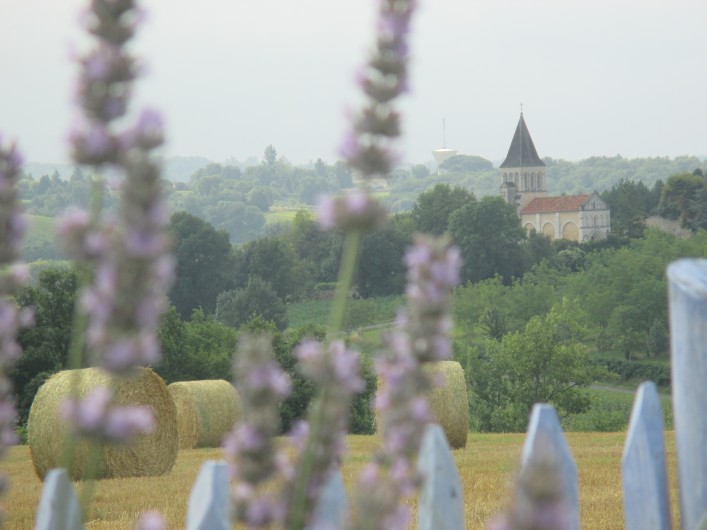Location de vacances - Maison - Villa à Curac - Vue sur le clocher de Curac, petit village de 120 habitants
