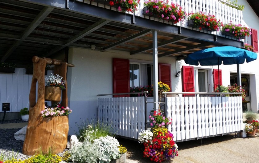 Location de vacances - Appartement à Les Breuleux - terrasse fleurie