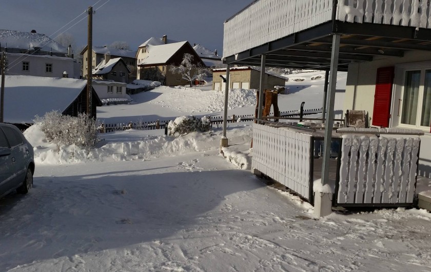 Location de vacances - Appartement à Les Breuleux - terrasse en hiver