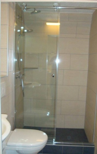 Location de vacances - Appartement à Les Breuleux - salle de douche avec WC