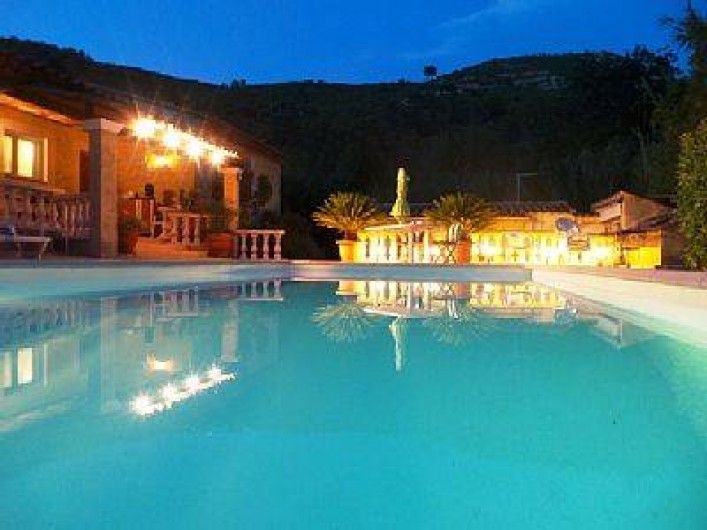 Location de vacances - Villa à Solliès-Toucas - LA VILLA "HACIENDA DU GAPEAU" Vue de nuit et sa piscine.