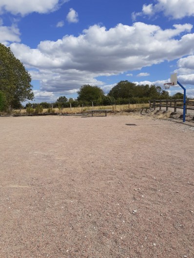 Location de vacances - Appartement à Roussillon-en-Morvan - Terrain de jeux Basket Pétanque Ping pong