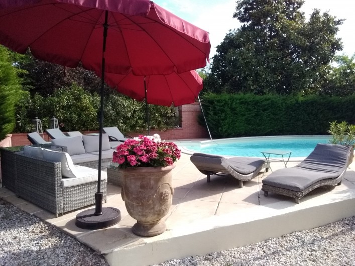 Location de vacances - Villa à Arsac - Le Gîte côté privé et piscine. Transat pour peaufiner le bronzage