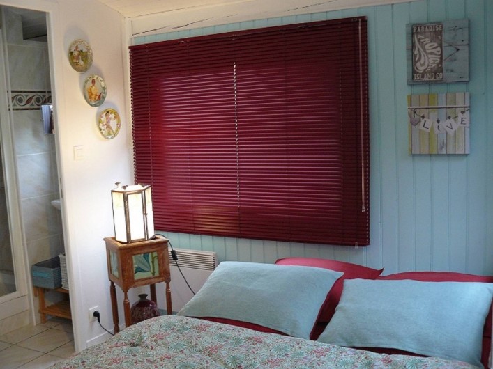 Location de vacances - Villa à Arsac - "La chambre "Cabernet" une jolie chambre  au couleur "Lagon" !