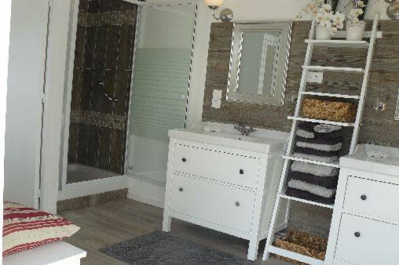 Location de vacances - Villa à Arsac - Une salle de bain avec sa douche Spa pour un moment de détente