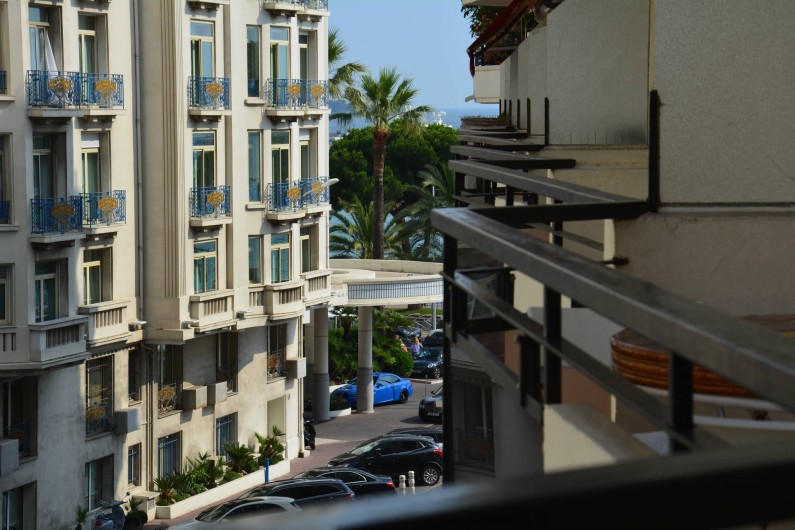 Location de vacances - Appartement à Cannes - vue de la terrasse, mer à 80 mètres