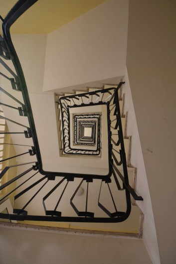 Location de vacances - Appartement à Cannes - 2 cages d'escalier style 60 et 4 ascenseurs pour desservir les étages