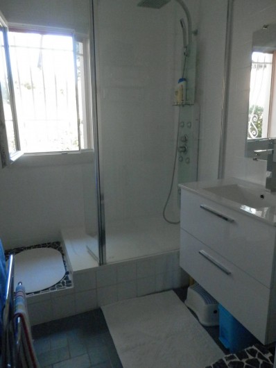 Location de vacances - Appartement à Bandol - Salle de douche appartement N2